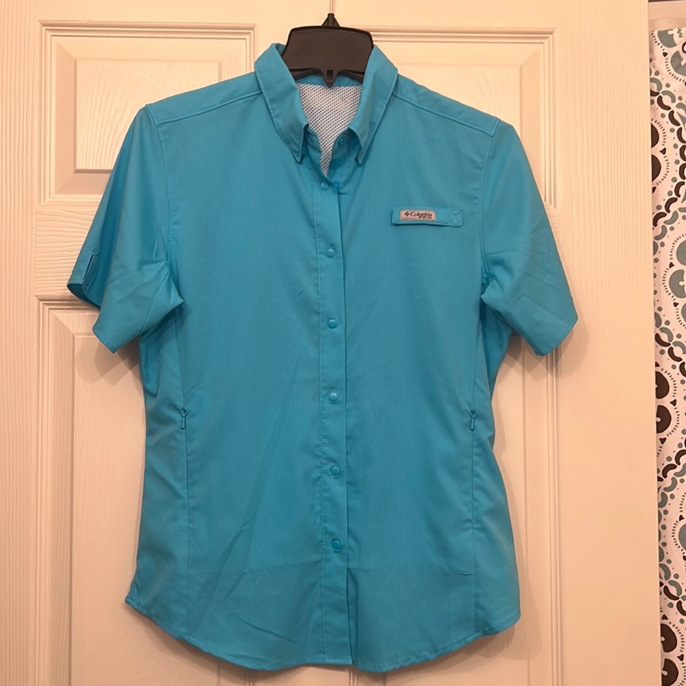 Like New COLUMBIA Aqua blue shirt sleeve snap up
